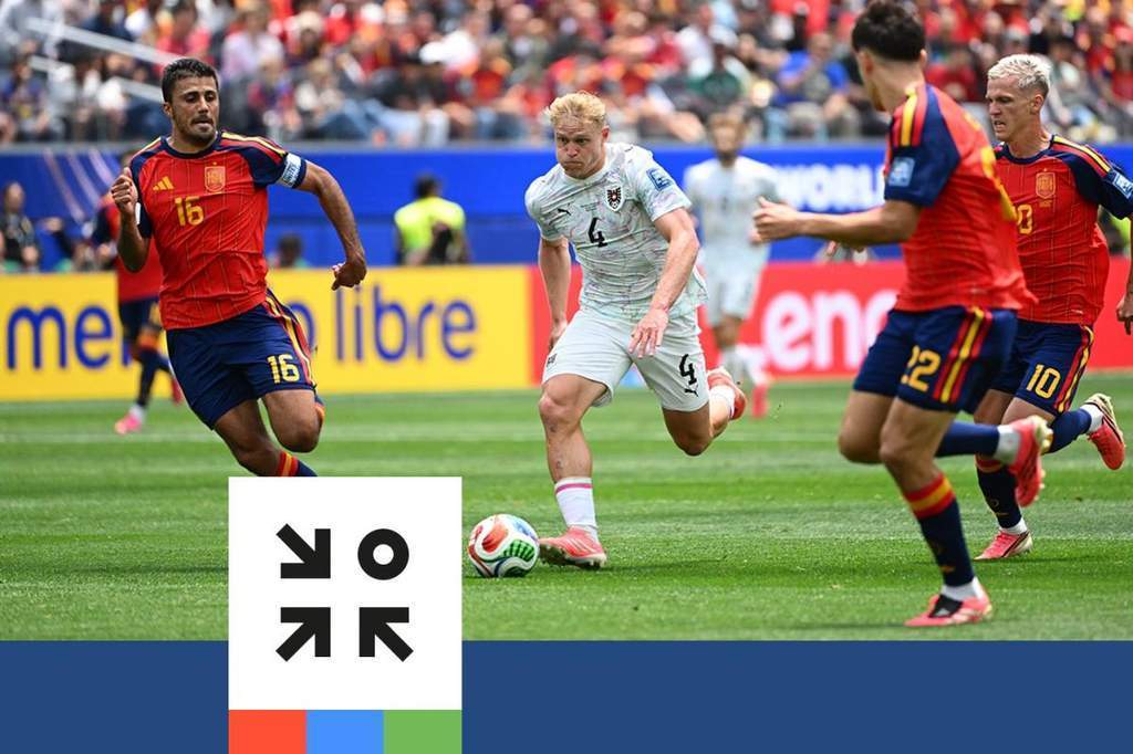 Gaya bertahan agresif tim nasional Spanyol saat menghadapi Prancis di Piala Dunia