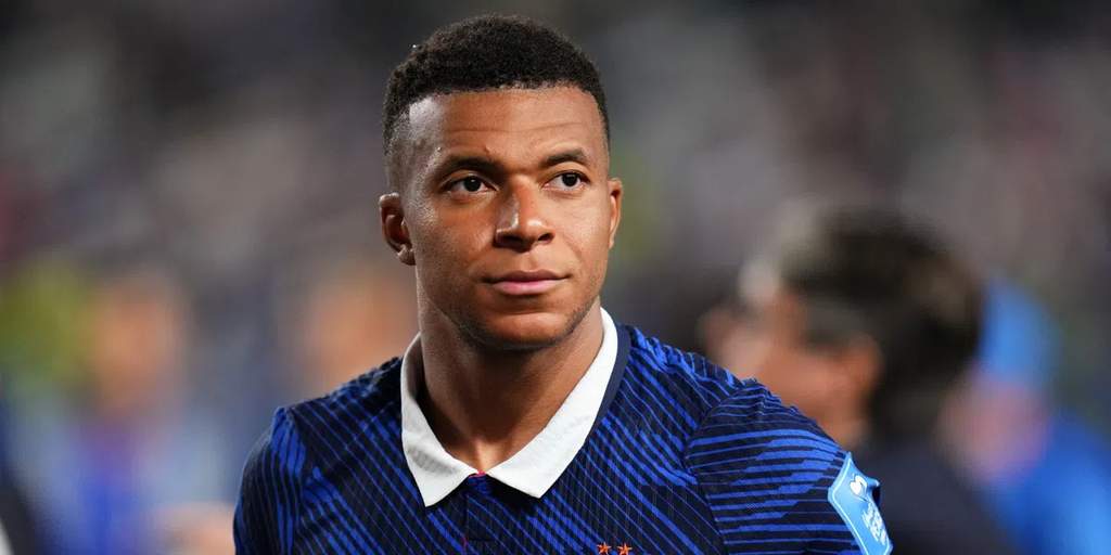 Kylian Mbappe tampak kecewa saat membela Prancis melawan Inggris di Piala Dunia
