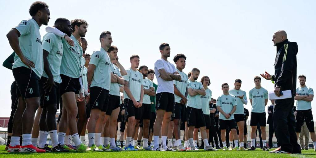 Pelatih Juventus Luciano Spalletti bersiap memimpin sesi latihan tim di Continassa