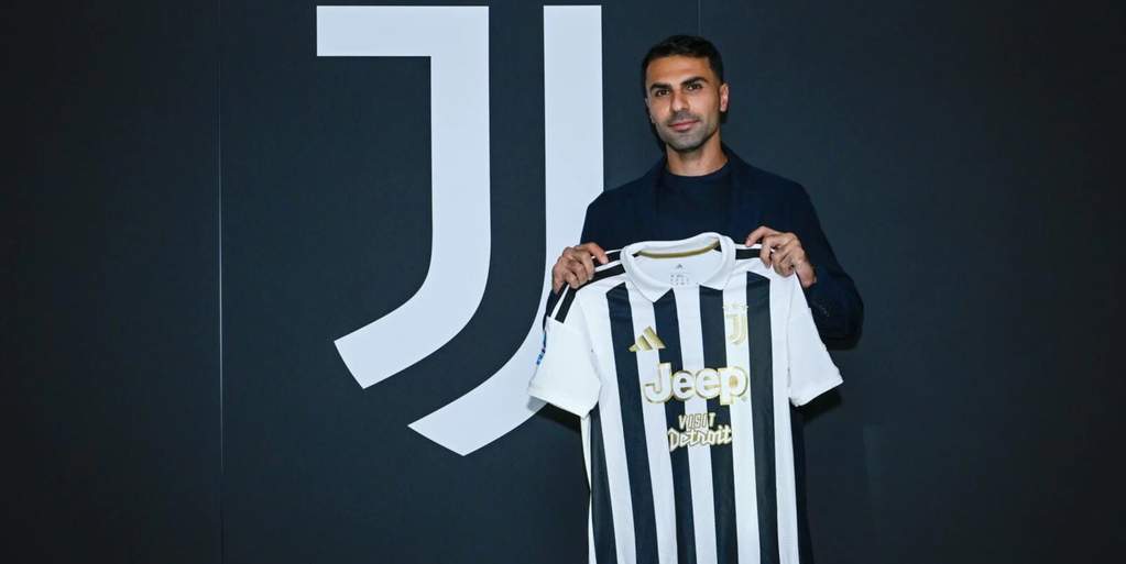 Pemain baru Juventus Zeki Celik berpose mengenakan seragam barunya setelah resmi bergabung