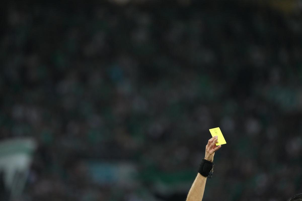 Ilustrasi kartu merah wasit di atas lapangan sepak bola profesional Prancis