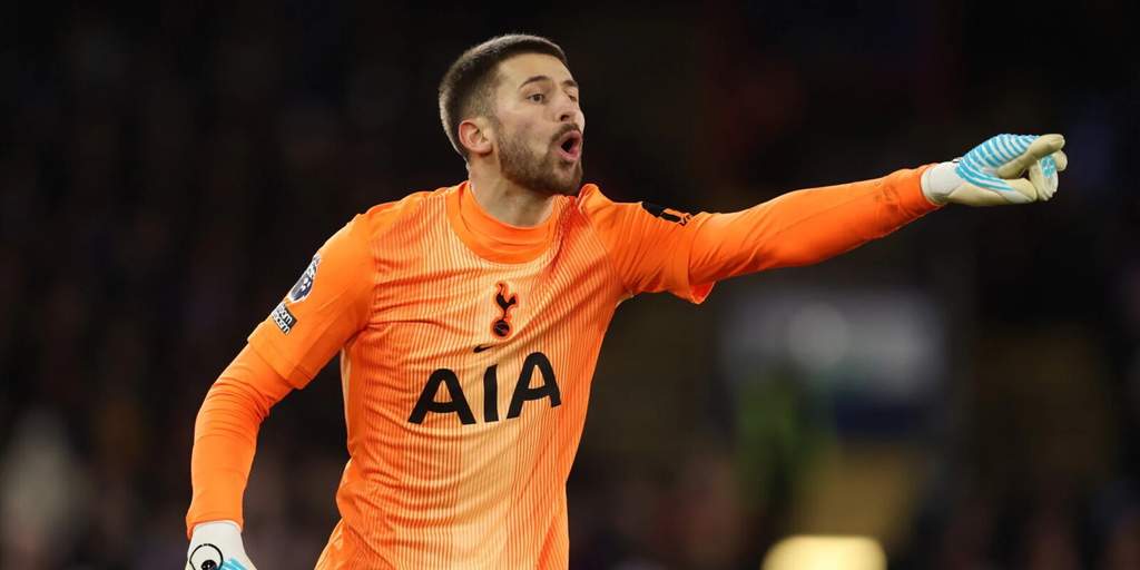 Kiper Tottenham Hotspur Guglielmo Vicario yang menjadi target bidikan Juventus di bursa transfer